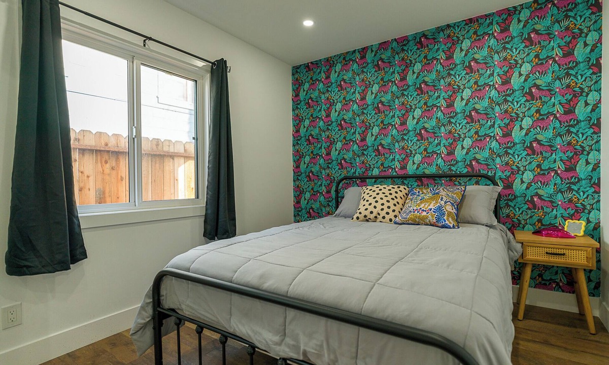 Whittier Apartment | King size bed close to Dineyland!