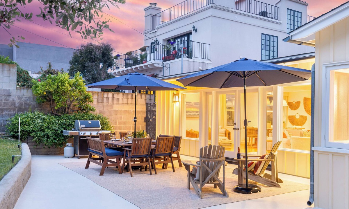 Village of La Jolla House | La Jolla Living by AvantStay | A+ Location | Private Backyard Lounge