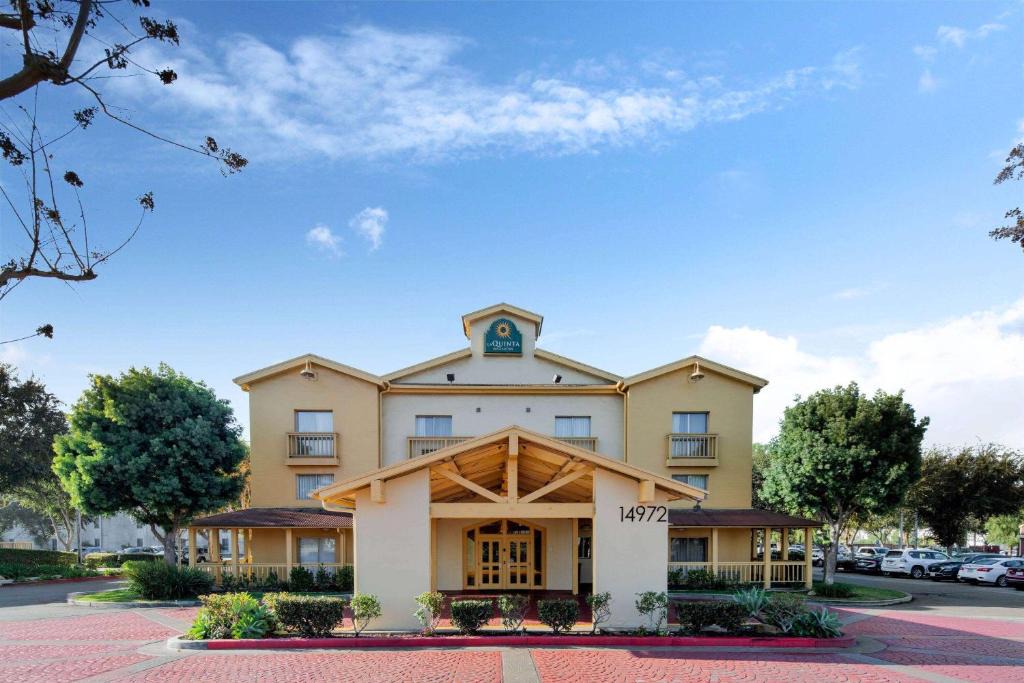 East Irvine Hotel | La Quinta Inn & Suites by Wyndham Irvine Spectrum