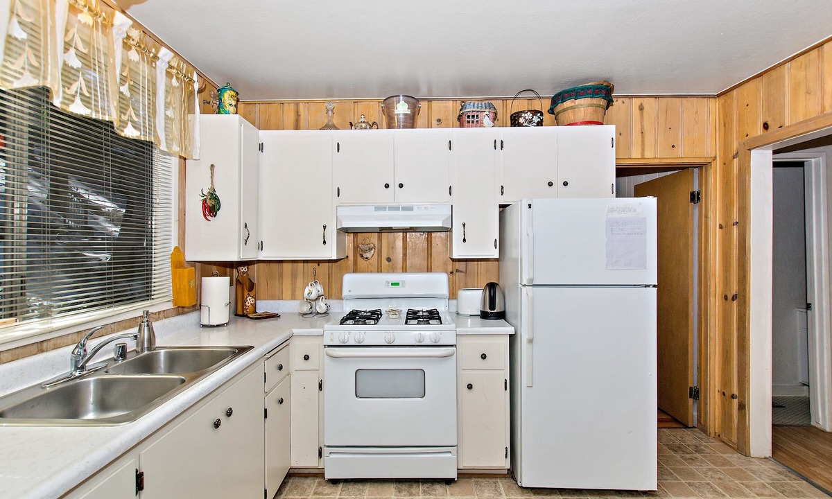 Crestline House | Lake Gregory Paradise. Two bedrooms. Few Minutes From The Lake.
