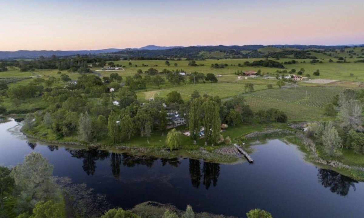 Altaville House | Lakeside, Countryside & Winery Property