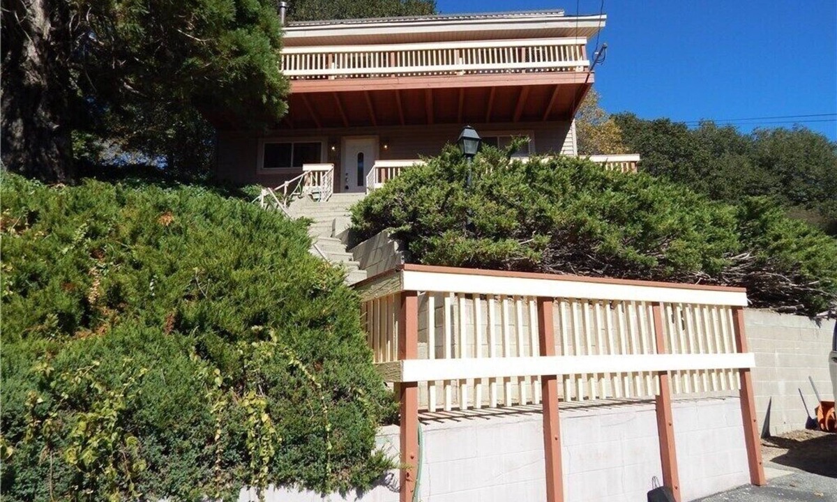 Crestline House | LAKEVIEW CABIN! AIRCONDITIONED! AMPLE PARKING !