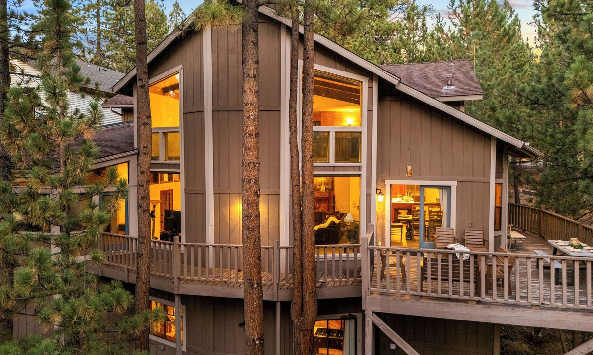 Boulder Bay Cabin | Lakeview Cabin w/Game Room & Deck Near Ski Slopes | Sleeps 20 | Waterview
