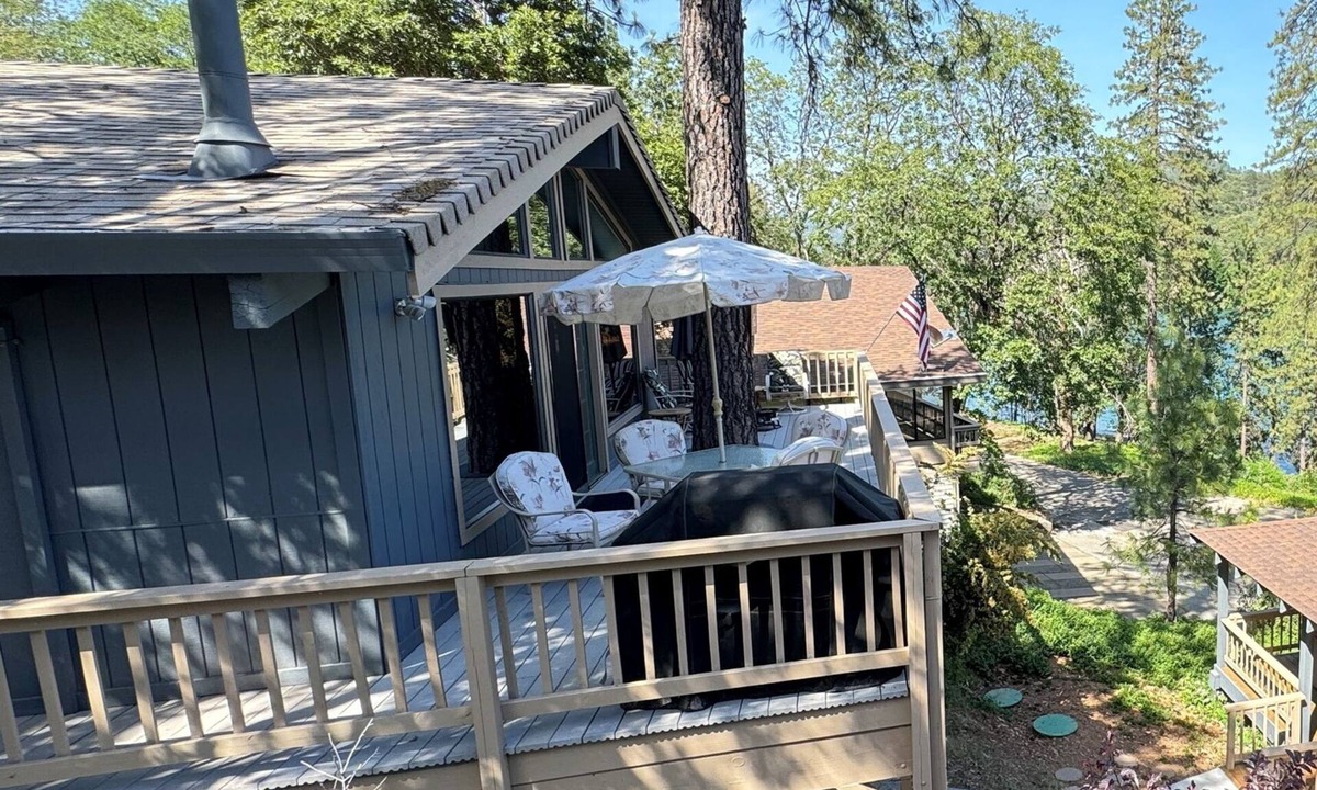 Lakehead House | Lakeview, Pool Table, Hot Tub, Marina, Sleeps 10 - Shasta Lakeshore Retreat #15