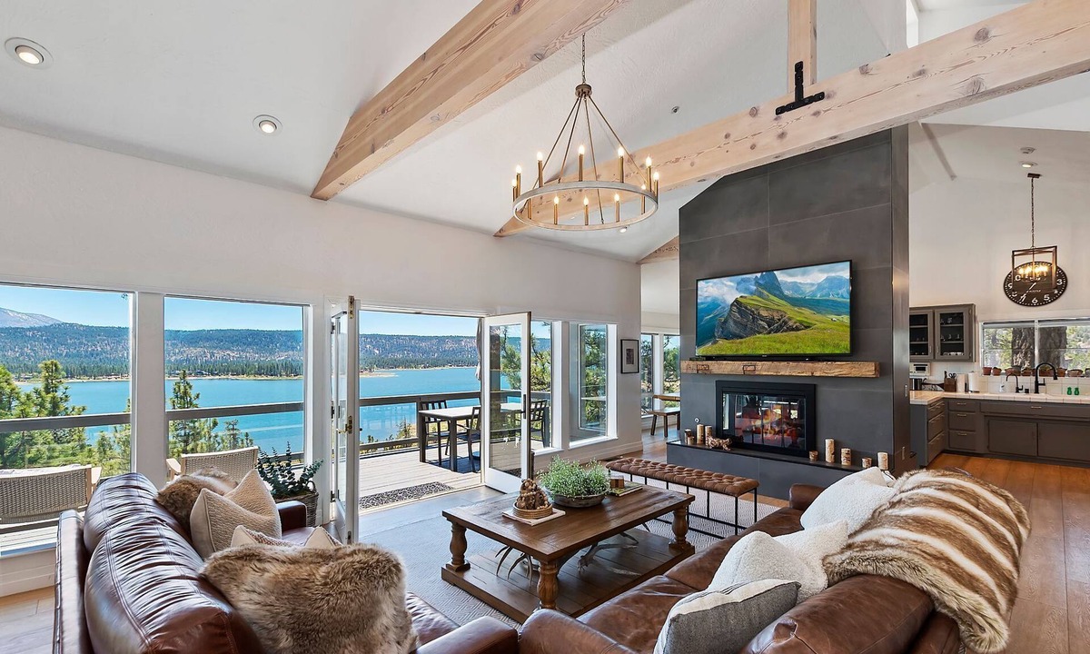 Fawnskin Cabin | Lakeview Villa: Amazing Panoramic Lake & Mountain Views! Pool Table!