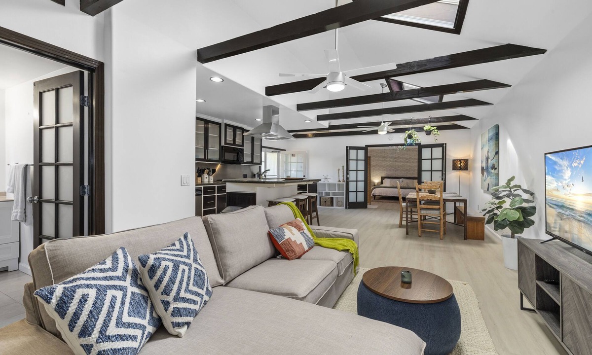 Westchester House | Large Hidden Private Backhouse LAX Vaulted Ceiling