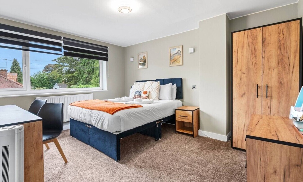 Spetchley House | Large House | Racecourse & City