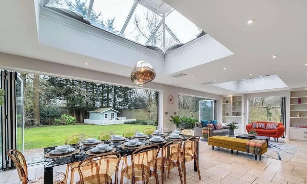 Windsor House | Legoland Basecamp | Perfect for Families | Sleeps 15