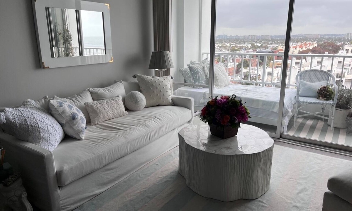 Ocean Park Apartment | Light filled coastal one bedroom, on the beach, Olympic pool