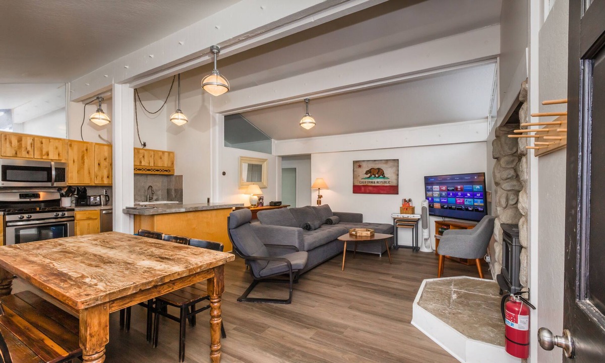Truckee House | Lily Pad Modern w/AC! + Games, Smart TV's & HOA Amenities (Gym/HotTub/Sauna/Pool)