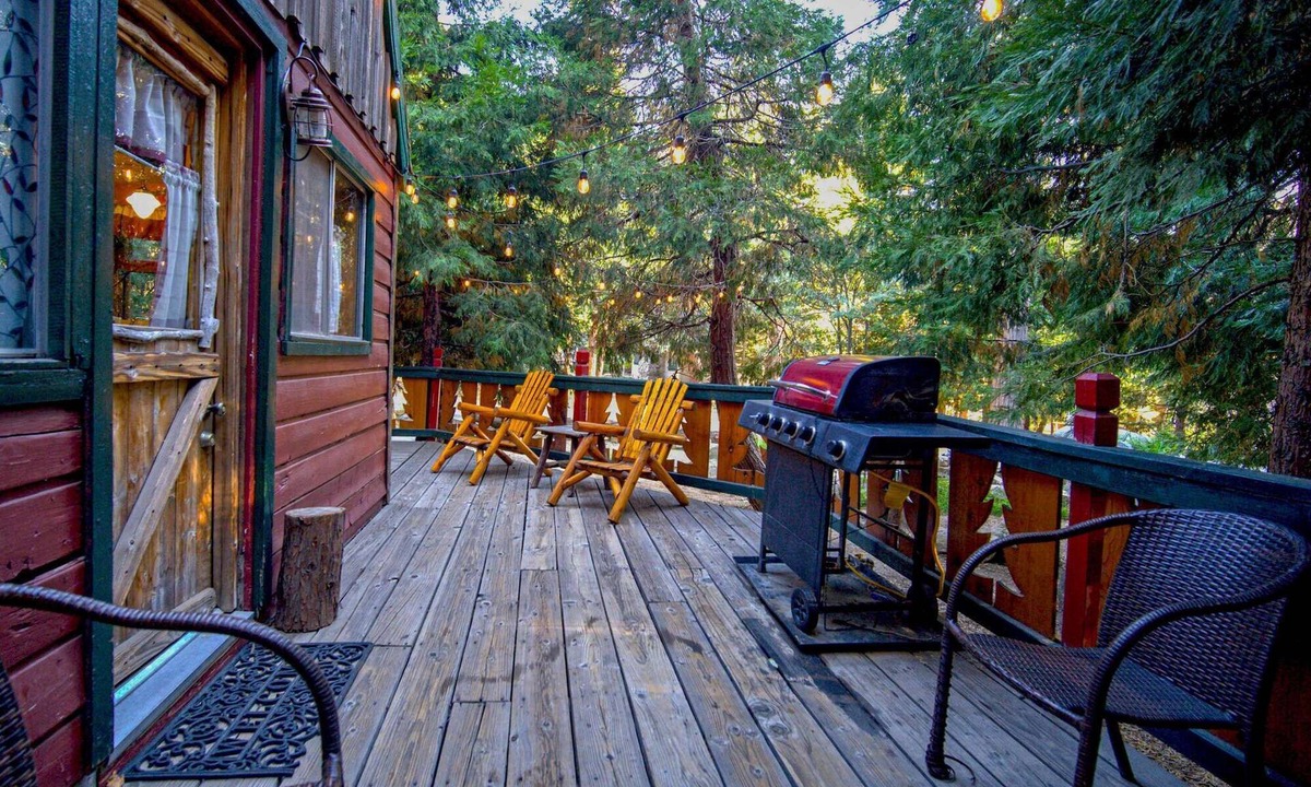 Twin Peaks Hotel | Little House on the Pond - Two-Bedroom | Two Beds | Full Bathroom | Sleeps Four
