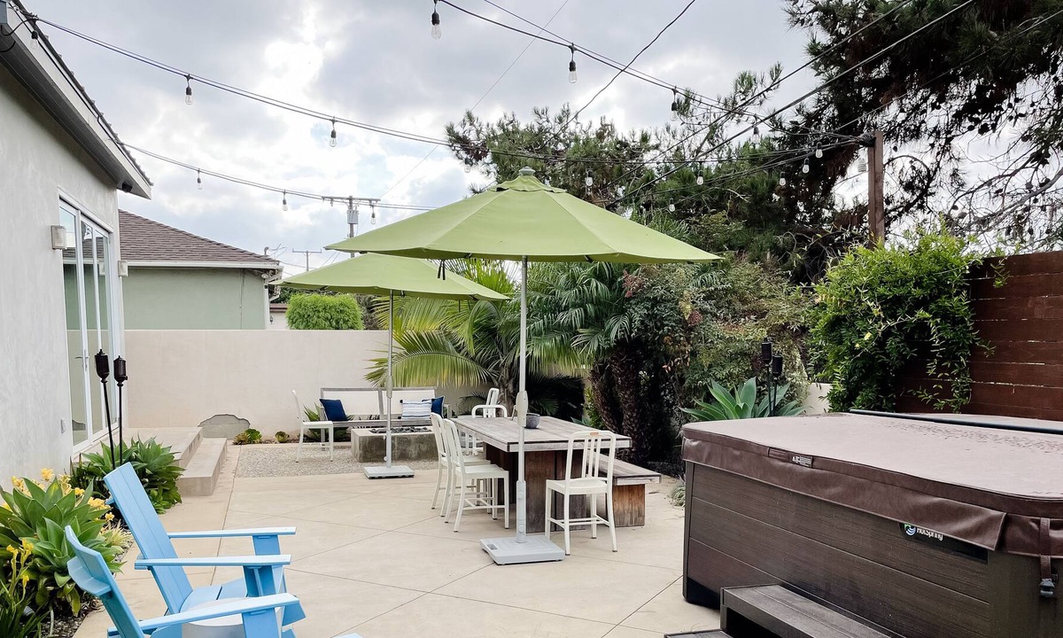 Manhattan Heights House | Live Like You're on Vacation in this Mid-Century Short-Term Rental