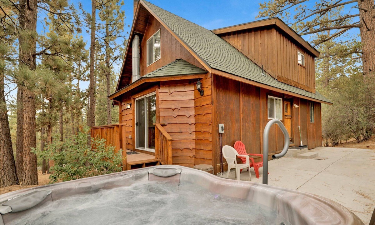 Big Bear Cabin | Living Log Cabin Retreat w/Hot Tub in Big Bear