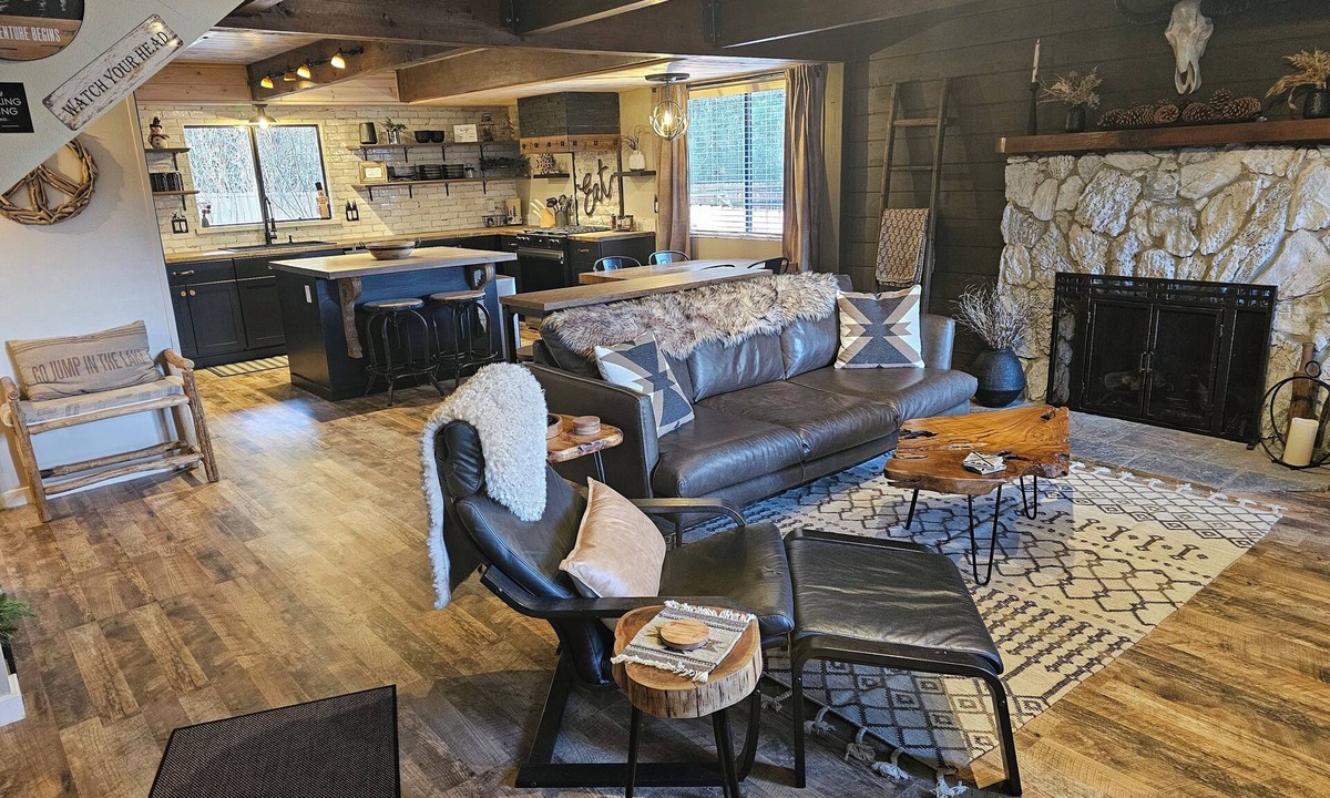 Summit Estates House | LOCATION, LOCATION: NEW REMODEL. FIVE START PROPERTY. YOU WILL LOVE THIS HOME!