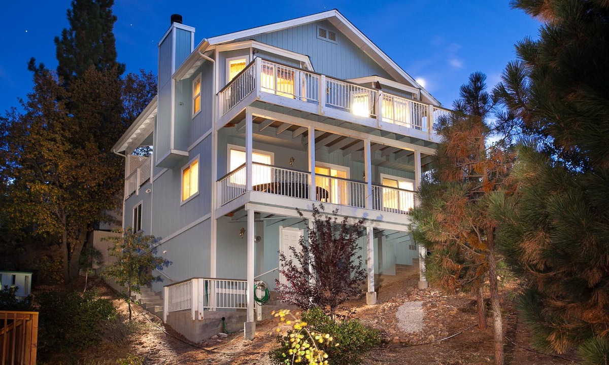 Big Bear Lake House | LOCATION LOCATION LOCATION! Perched above village - 5min walk!