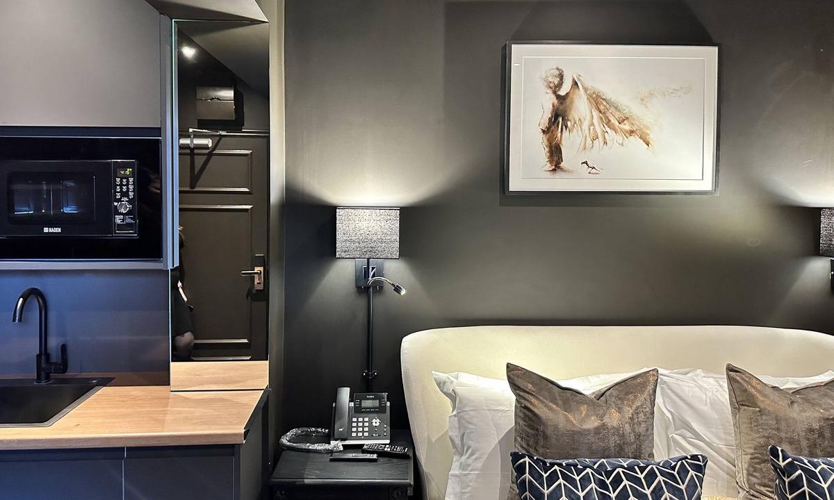 Haggerston Apartment | London Studio Flat, Double Bed, En-suite Bathroom & Kitchenette.