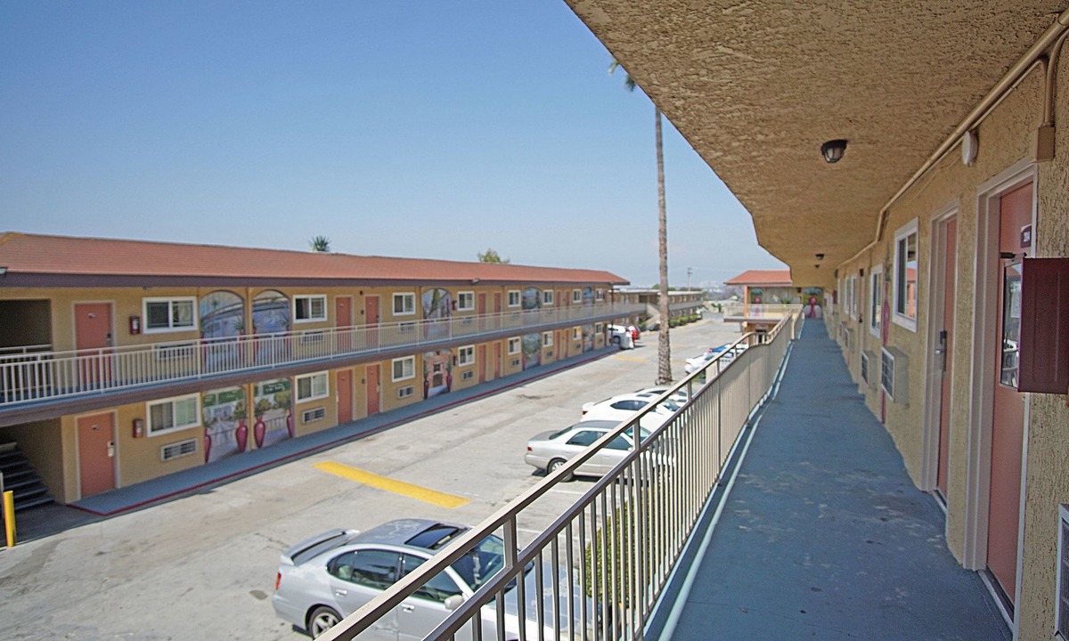 West Athens Hotel | Los Angeles Inn & Suites - LAX