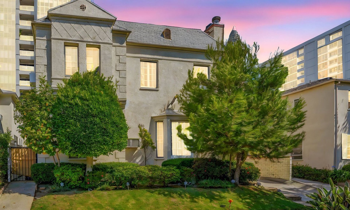 Westwood Apartment | Los Angeles welcomes you to this elegant Westwood Village 2 bedroom charmer!