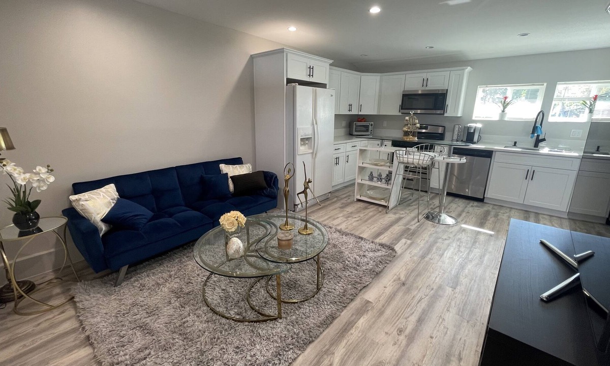 West Hills House | Lovely 1BDRM Home in West Hills