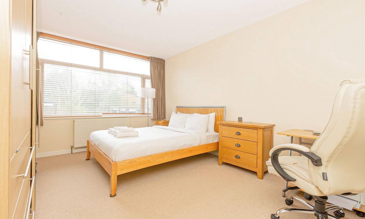 Childs Hill Apartment | Lovely 2BR flat w balcony, Golders Green tube 5min