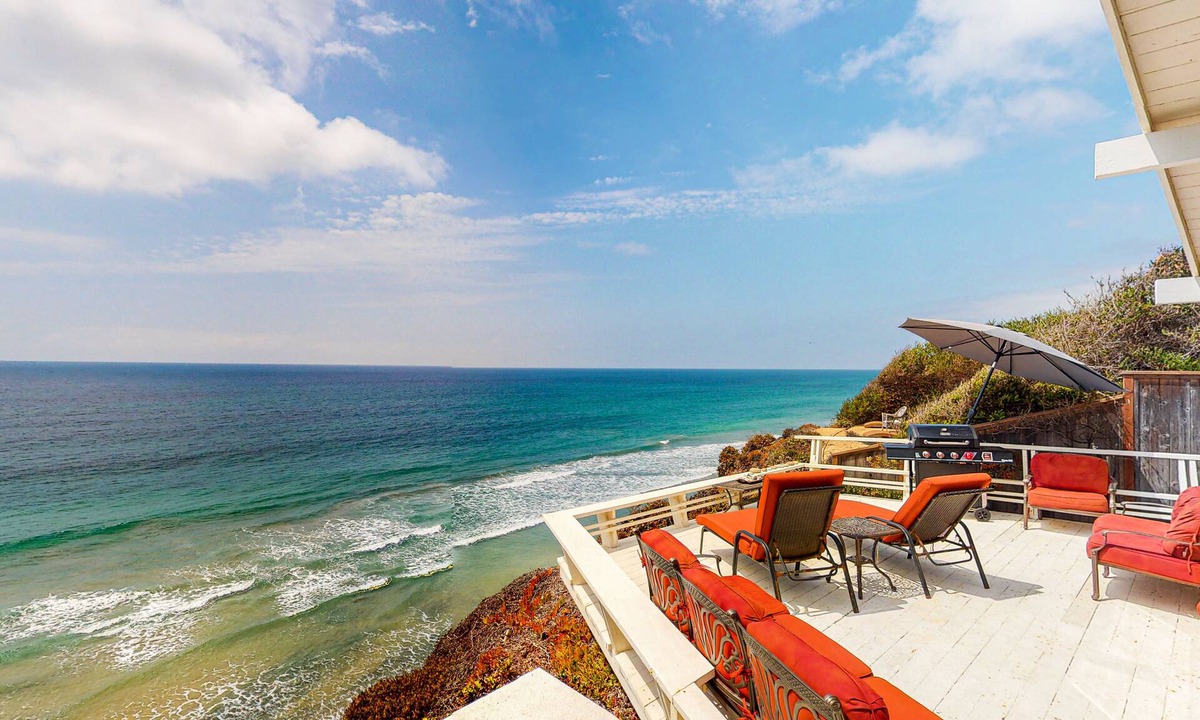 Encinitas House | Lovely beachfront house with wood-burning fireplace, W/D, central AC & deck