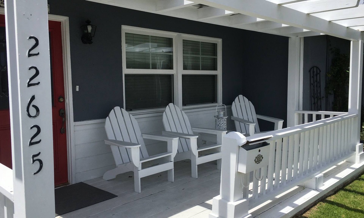 Seaside Cottage | Lovely cottage 2 miles from the beach in quiet neighborhood