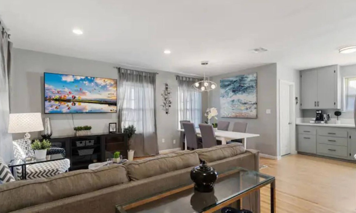 Northridge House | Lovely Entire Home in Sherwood Forerest near CSUN