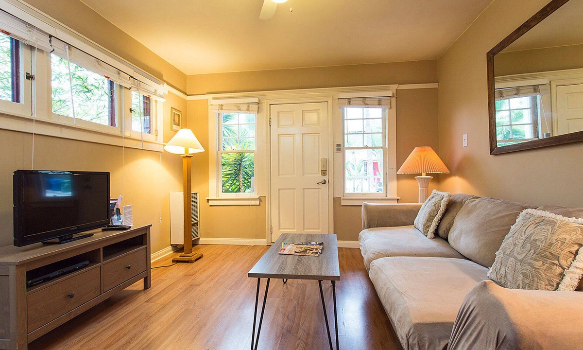 Hollywood Apartment | Lovely Hollywood Retreat with Porch & Garden