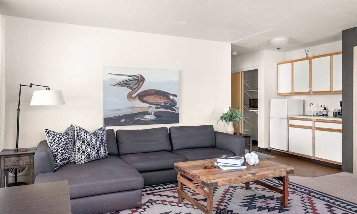 Paradise Apartment | Lovely Pet Friendly 2bd/2ba w/Private Entrance, On Site Laundry & Dedicated Parking