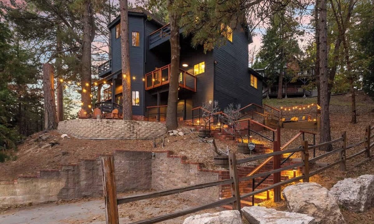 Blue Jay House | Lumiere Cabin Summary