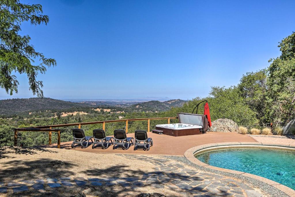 Auburn House | Luxe Auburn Hideaway with Tennis Court and Views!