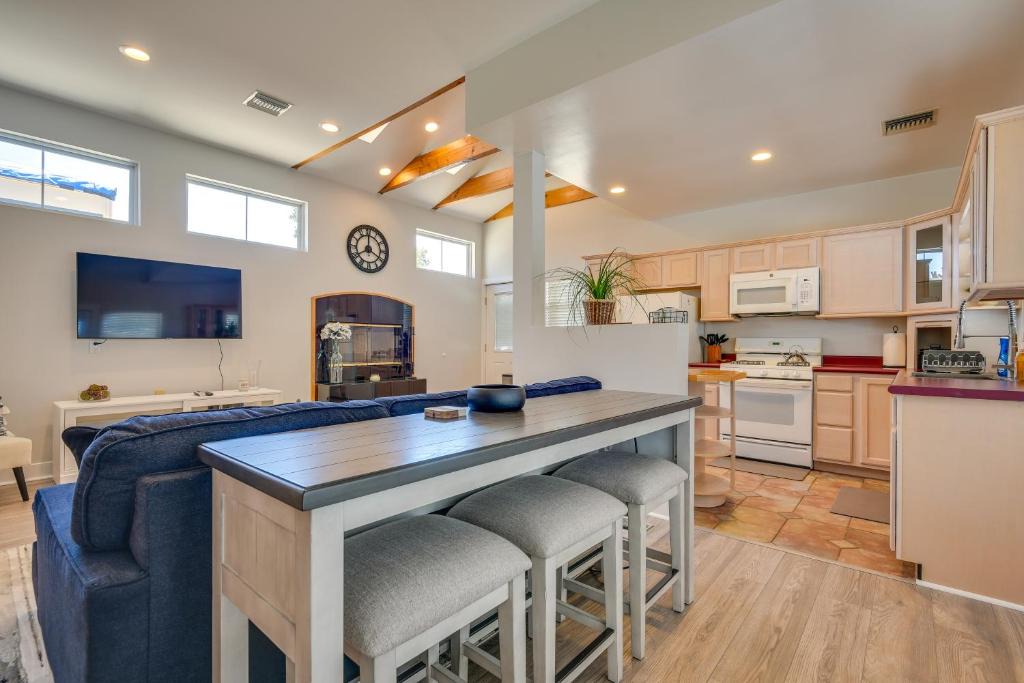 North Arroyo House | Luxe Pasadena Casita with Fireplace and Grill