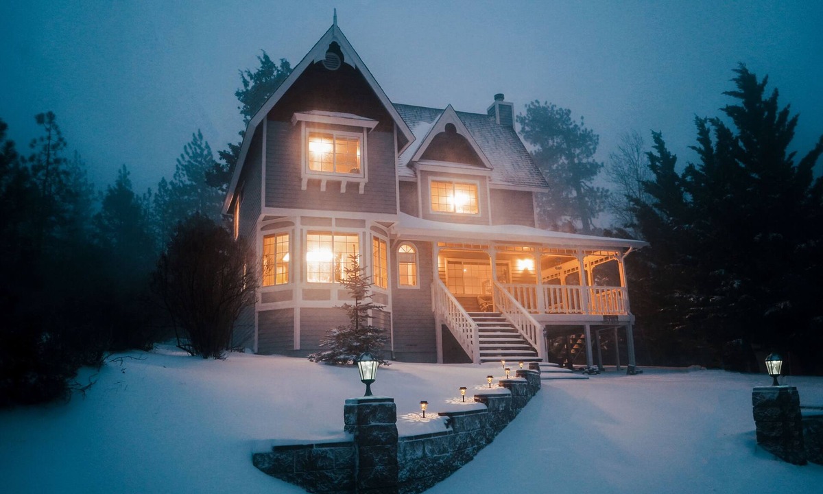 Fox Farm House | Luxe Ski Getaway | Spa, Fire Pit, Pets, Crib, BBQ