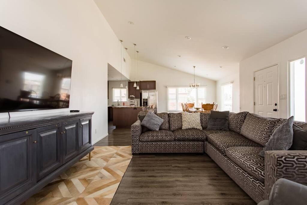 Inglewood House | Luxurious 4Bdrm Home with Private Backyard near SOFI, LAX