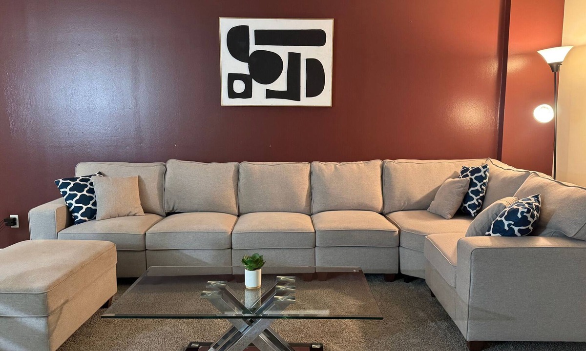 Miracle Mile Apartment | Luxurious Apt in Park La Brea