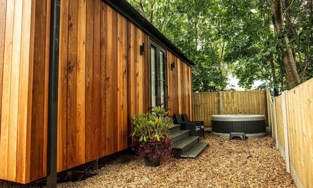 Llangollen Cabin | Luxurious Canal-side mini lodge in Llangollen.