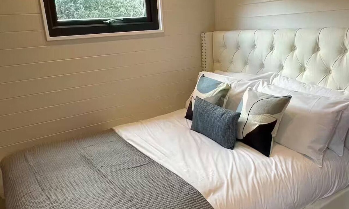 Llangollen Cabin | Luxurious Canal-side mini lodge in Llangollen.