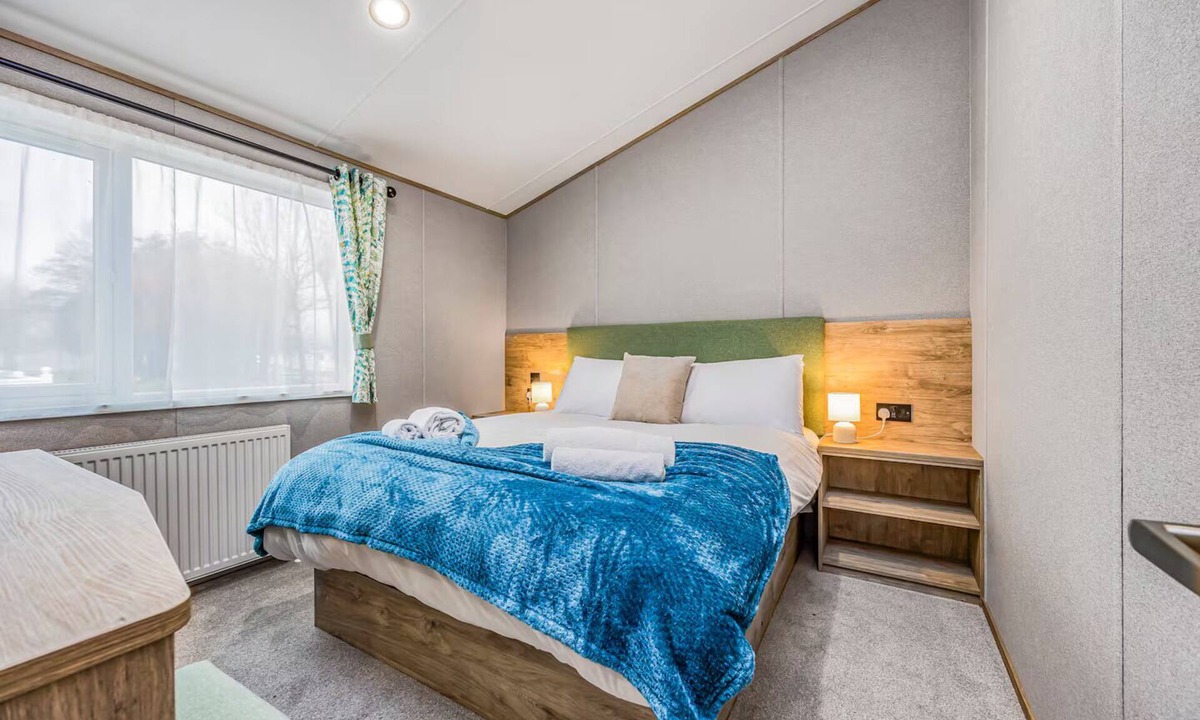 Chichester House | Luxurious Home in Lakeside Park - Pass the Keys
