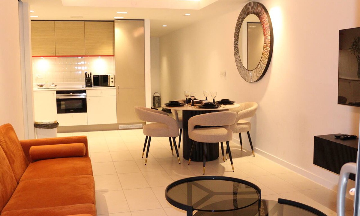 Docklands Apartment | Luxurious one bedroom apartment in London with WiFi and free parking