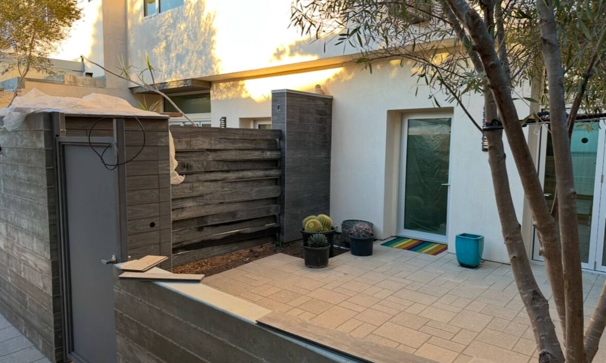 Sunset Park House | Luxury 2+2 townhome in beautiful Santa Monica with small office space and yard.