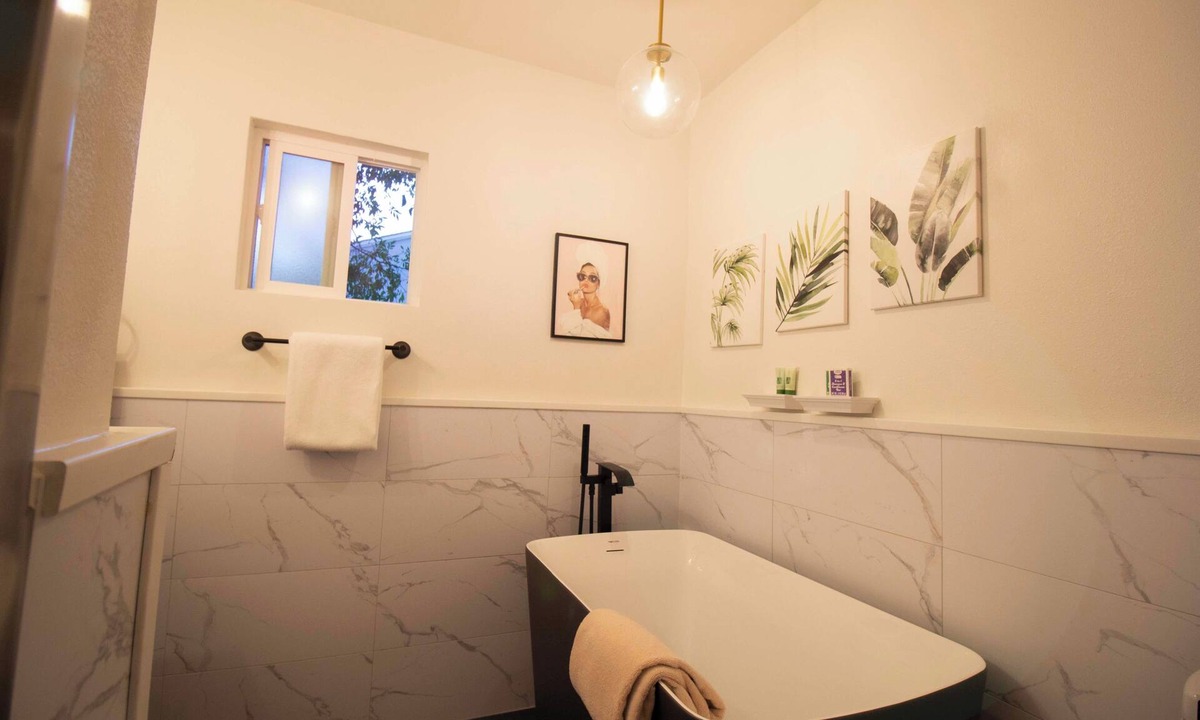 Valley Glen House | Luxury 2-Bedroom Boutique Bungalow with Spa & Kitchenette centrally located LA!