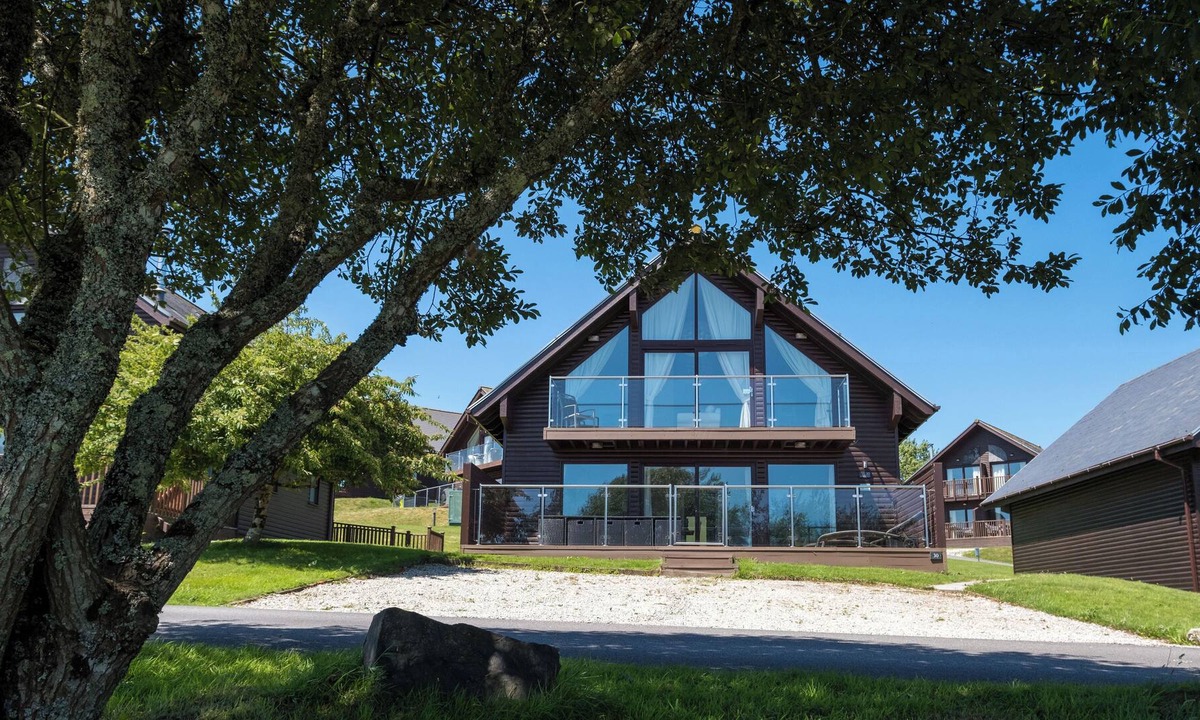 Winnard's Perch Cabin | Luxury 4 Bed Lodge, Retallack Resort near Padstow