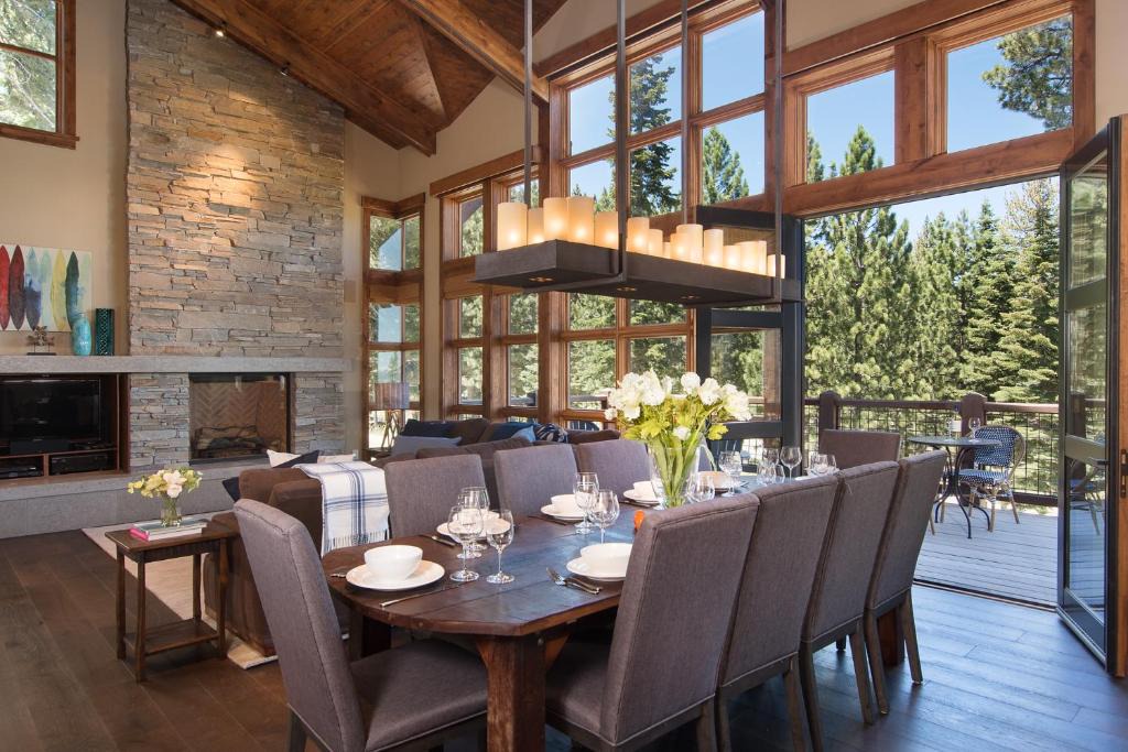 Truckee House | Luxury 4BD True Ski-In/Ski-Out Mid-Mountain Residence - Trailside Northstar