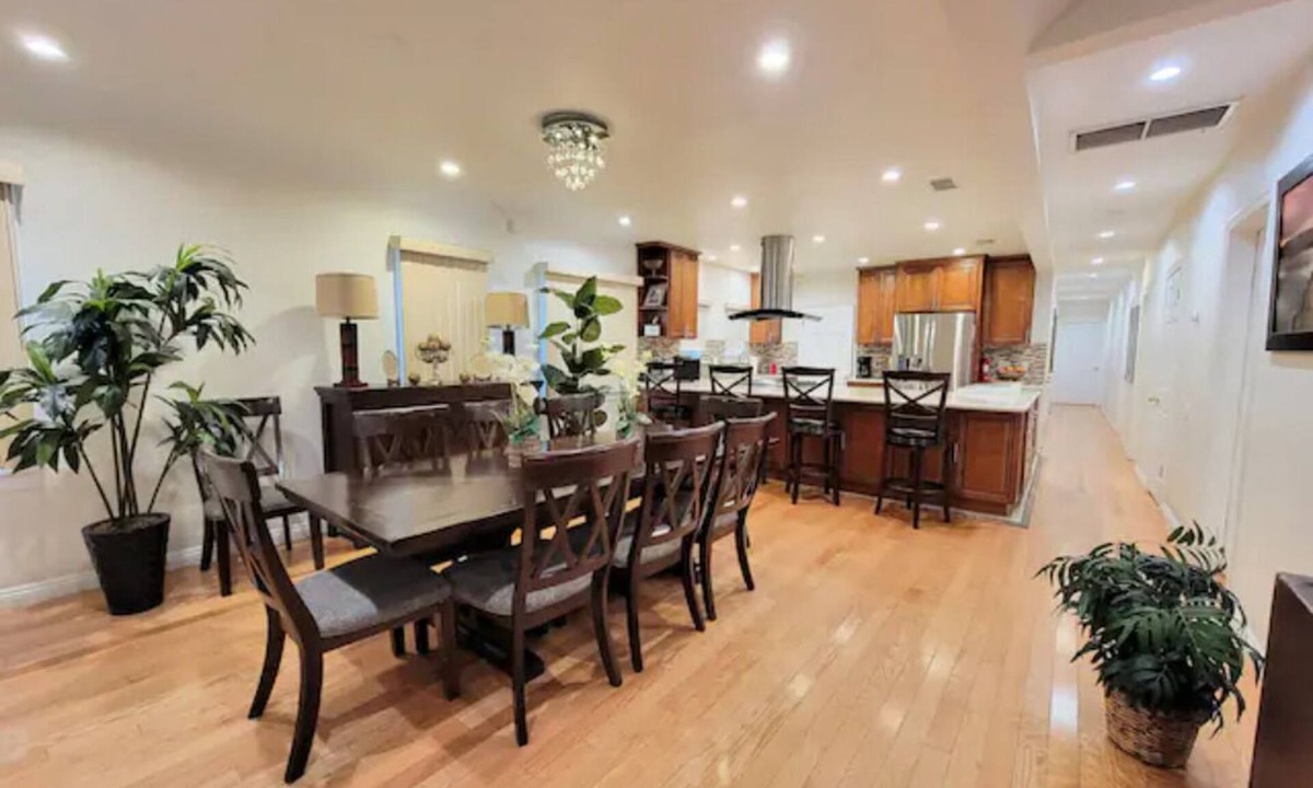 Fairfax District House | Luxury 5 bedroom + 3 bathroom home La Brea A+n