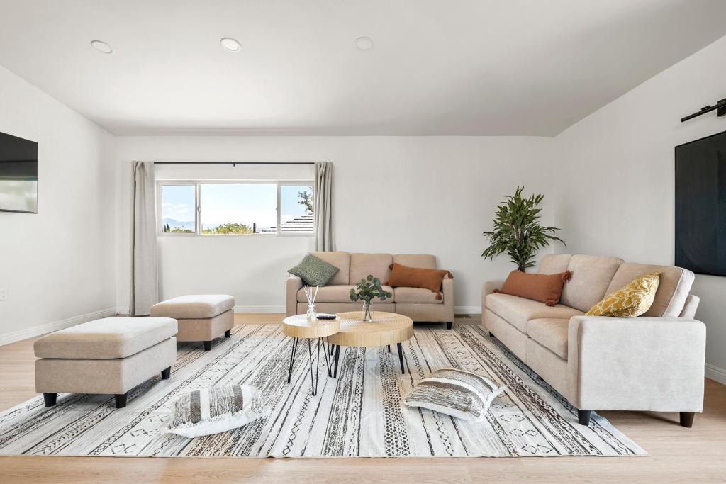 Hesperia House | Luxury 6BR Retreat Fast WIFI, Dedicated Workspaces
