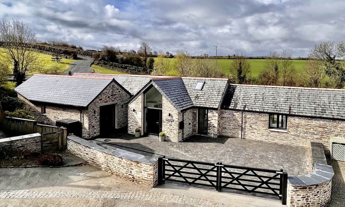 Wadebridge House | Luxury barn conversion near Padstow - stunning ocean views, garden and hot tub
