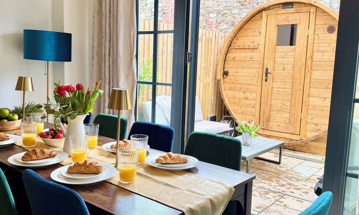 Chepstow House | Luxury/Hot tub/sauna/Sleeps 9/Parking