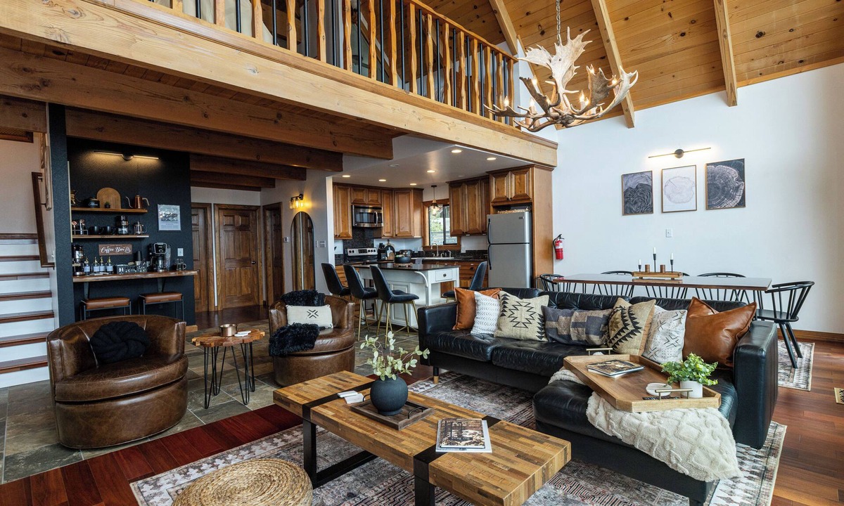 Moonridge Ski Chalet | Luxury Large Chalet Friendly Family Gym/Spa 3min to Bear Mountain Ski Resort