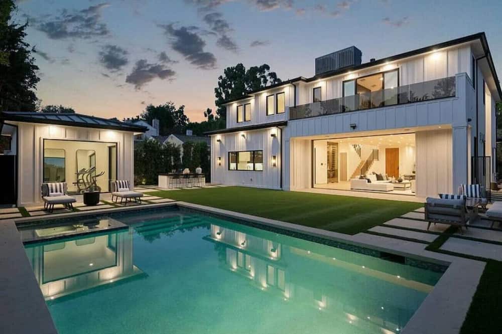 Westwood House | Luxury, Modern 6 Bedroom Farmhouse