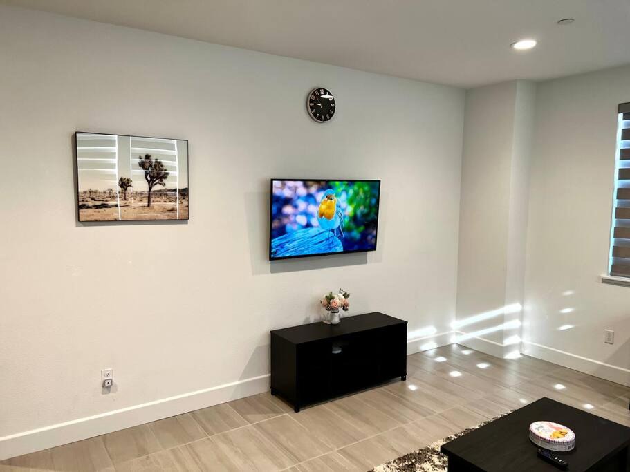 Tracy Apartment | Luxury one bed/bath with Garage & Washer/Dryer